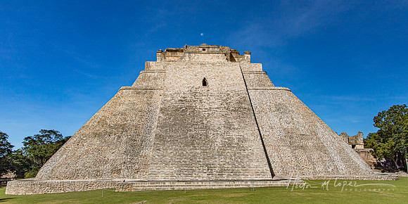 Pyramide del Mago con Luna Uxmal